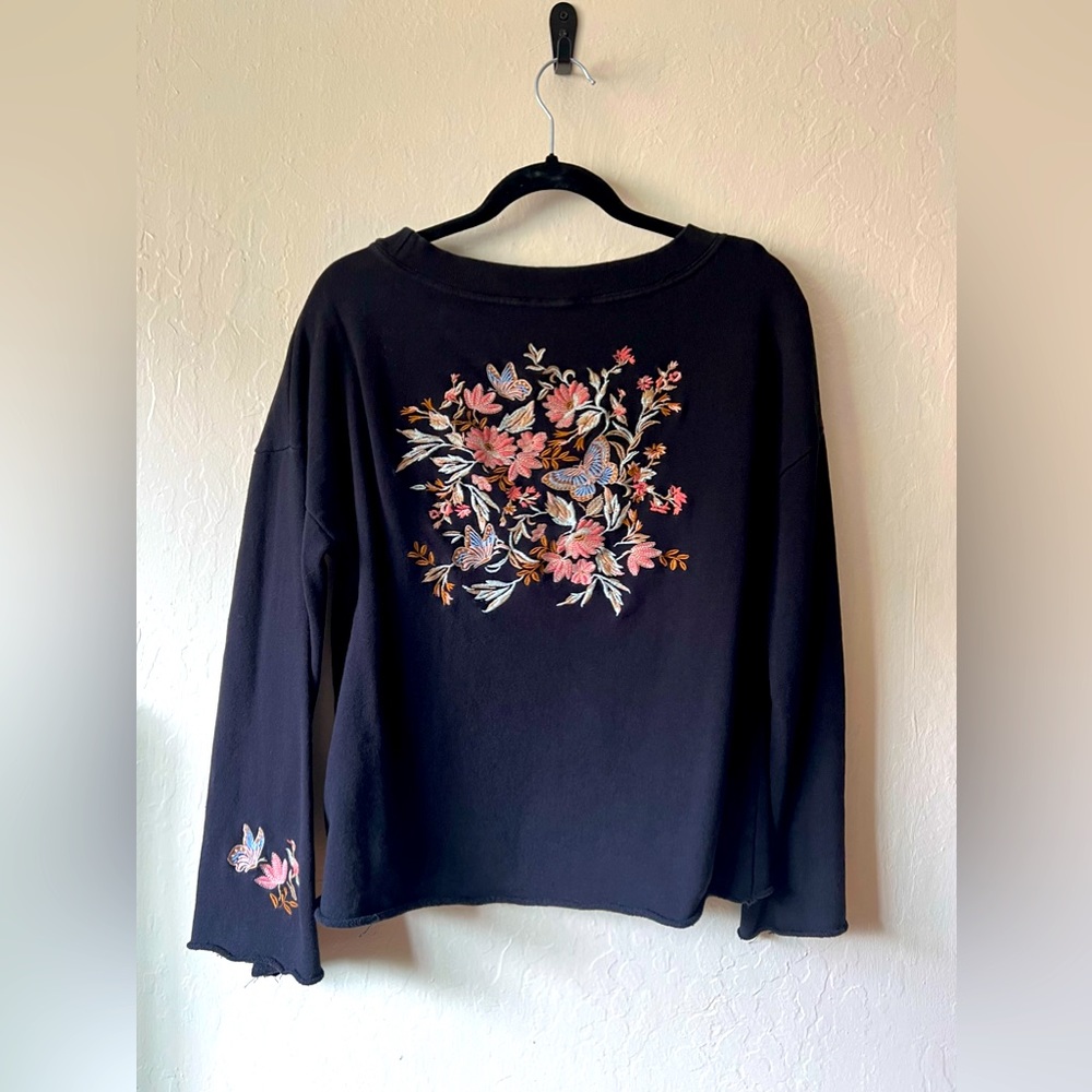Raw Edge Floral Embroidered Sweatshirt